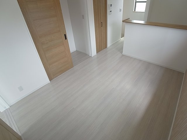 KARIN上沢の居間・リビング|綺麗な９帖のリビングスペース