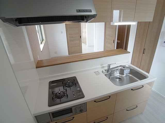 KARIN上沢のキッチン|カウンターシステムキッチン、２口ガスグリル付