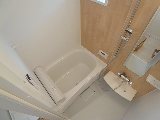 KARIN上沢の浴室|追炊き機能付きバス、小窓で換気も良好