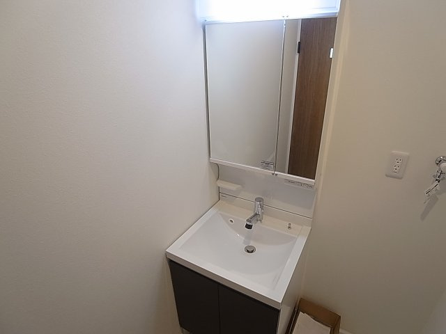 KARIN上沢の洗面所|シャワー付きの独立洗面台完備