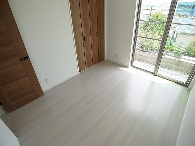 KARIN上沢の洋室|白基調の綺麗な室内