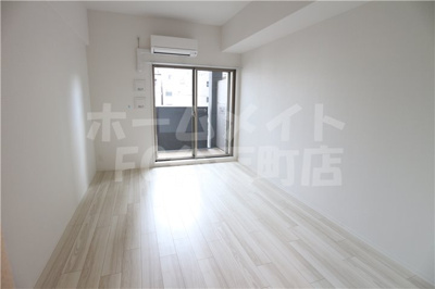 【居間・リビング】 | エスプレイスOSAKAベイシティ | こちらの居間で趣味の時間をお楽しみください