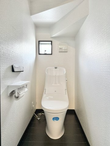 浜松市浜名区根堅のトイレ|白で統一され小窓も付いて清潔感のある空間となっております。