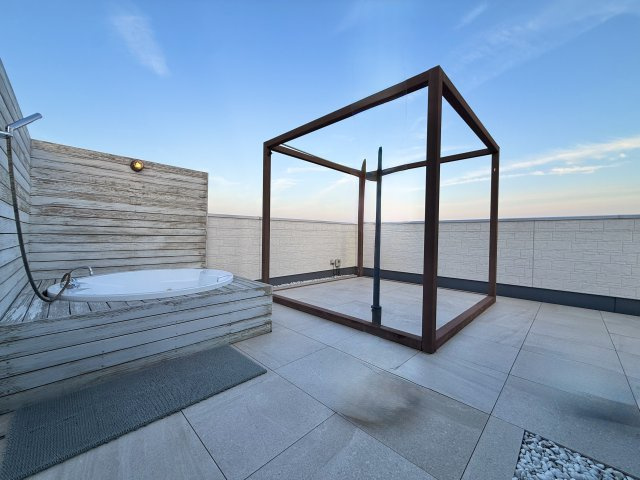 浜松市浜名区根堅のその他|屋上にはリゾートガーデンが広がっており、ジャグジー付きです♪周りの視線を気にすることなく、大人のプライベート空間を確保することができます。