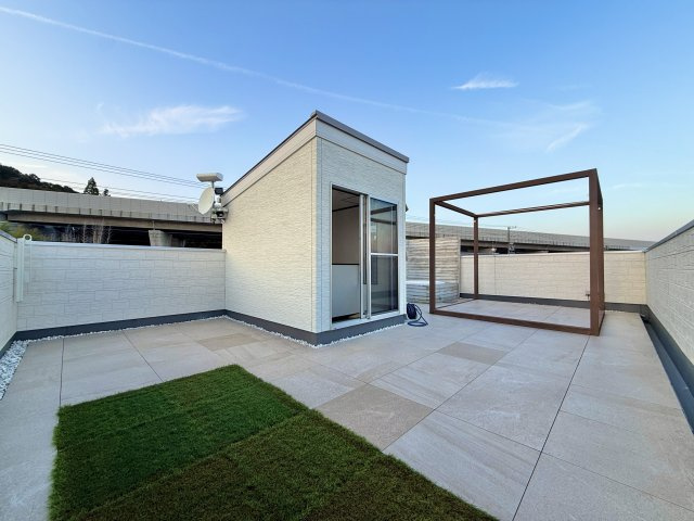 浜松市浜名区根堅のその他|広々とした屋上スペースは、BBQするのも良し！タープとスクリーンを張れば、外でシアタールームを作ることができます。まさに憧れの空間です。