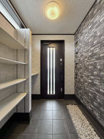 浜松市浜名区根堅の玄関|シックでモダンな色合いの玄関には沢山の靴が収納できるシューズクローク付き！