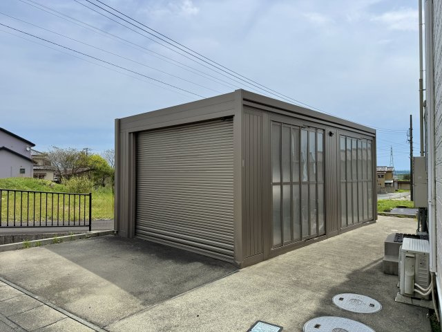 浜松市浜名区根堅の駐車場|シャッター付きの大型ガレージで雨や風からお車を守ってくれます！
