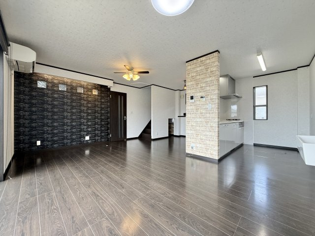 浜松市浜名区根堅の居間・リビング|シックな色合いのリビングは広々とした19.75帖で落ち着きある雰囲気と
なっております。