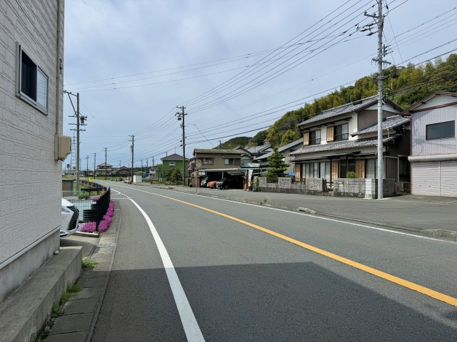 浜松市浜名区根堅の前面道路含む現地写真|全面道路を東から西向きに撮影しました。