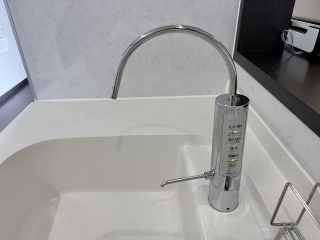 浜松市浜名区根堅の設備|キッチンには浄水器が備え付けられています。