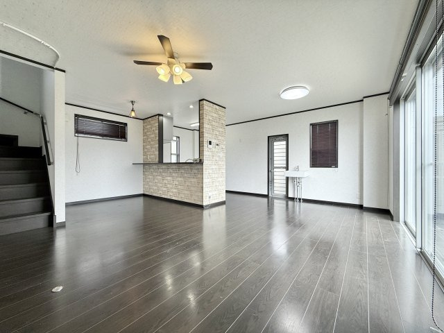 浜松市浜名区根堅の居間・リビング|日差しがたっぷりと入り天井にはシーリングファン付きでお部屋の空気をいつでも循環できます。