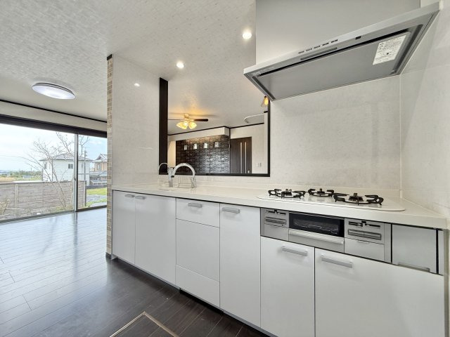 浜松市浜名区根堅のキッチン|キッチンからはリビングを一望でき食事の支度をしながらご家族とのコミュニケーションを楽しんでいただけます♪
