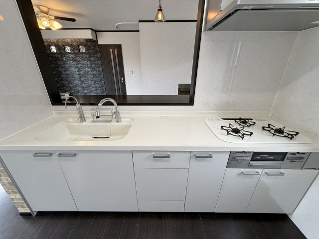 浜松市浜名区根堅のキッチン|白を基調としたキッチンは収納スペースも沢山ありスッキリさせることができますね。