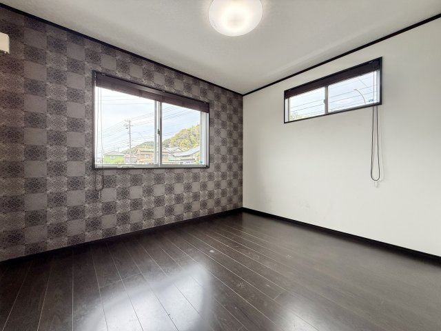 浜松市浜名区根堅の洋室|高級ホテルのような洋室でありリビング同様シックな色合いです。