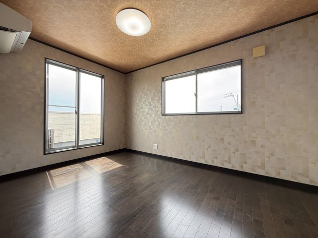 浜松市浜名区根堅の洋室|2面採光で陽当り良好なお部屋は明るい雰囲気でゆったりと過ごせます。
