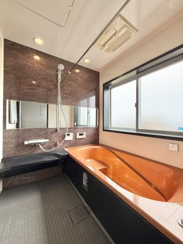 浜松市浜名区根堅の浴室|お風呂も拘りが詰まったデザインです。２Fにあるので、窓からの景色は開放的で浴室タイムを楽しむことができます。またミストサウナ付きです♪