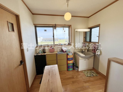 【内装】 | 磐田市福田　中古住宅 | 2階階段ホールに洗面台があります