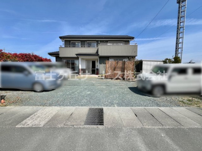 【駐車場】 | 磐田市福田　中古住宅 | ゆったりと3台駐車可能な広さがあります