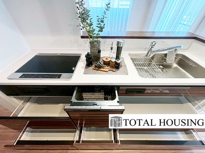 【キッチン】 | リブウェル南郷 | 食器洗乾燥機付きで家族の食器もピカピカ。後片付けもラクラクこなせて、日々の生活には欠かせない便利設備。環境にもママの手にも優しいのがうれしいですね。掃除のしやすいIHコンロを採用しています♪