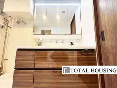 【独立洗面台】 | リブウェル南郷 | 洗面台には三面鏡を採用。身だしなみを整えやすい事はもちろんですが、広い収納スペース設ける事により、散らかりやすい洗面スペースをすっきりさせる事が出来るのも嬉しいですね♪