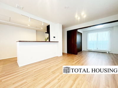 【居間・リビング】 | リブウェル南郷 | 居室と隣接しており、引き戸を開放してリビングに空間を作ることもできます。リビングは毎日の暮らしの質を左右するメインステージ。住む人が快適に、健やかに過ごせるリビングで憩いの時間を。