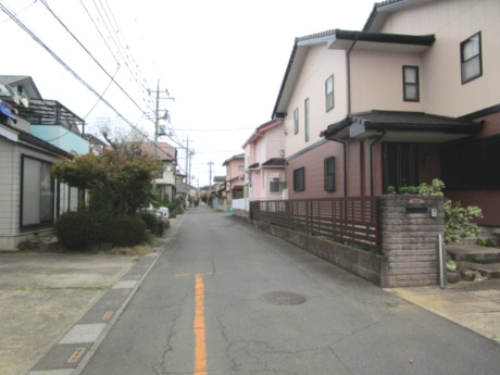 北本市中丸　中古戸建の前面道路含む現地写真