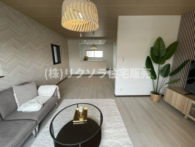 灰塚4丁目　中古一戸建てのダイニング|LDK18.0帖　家具家電・照明付き
■物件内覧・資金計画相談・住宅ローン相談、リフォーム相談、お問合せ受付中■
※当日・翌日のご内覧、ご相談はお電話でのお問合せがスムーズです！