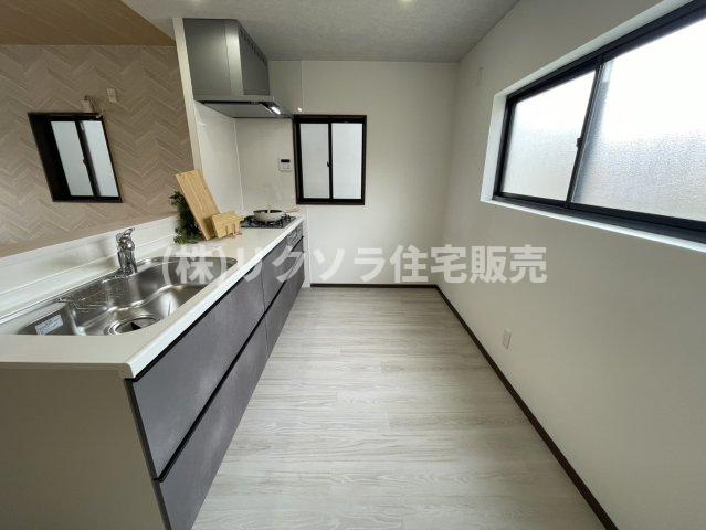 灰塚4丁目　中古一戸建てのキッチン|LDK18.0帖　家具家電・照明付き
■物件内覧・資金計画相談・住宅ローン相談、リフォーム相談、お問合せ受付中■
※当日・翌日のご内覧、ご相談はお電話でのお問合せがスムーズです！
