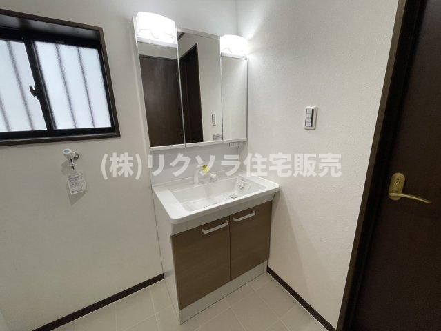 灰塚4丁目　中古一戸建ての独立洗面台|三面鏡付き独立洗面台
■物件内覧・資金計画相談・住宅ローン相談、リフォーム相談、お問合せ受付中■
※当日・翌日のご内覧、ご相談はお電話でのお問合せがスムーズです！