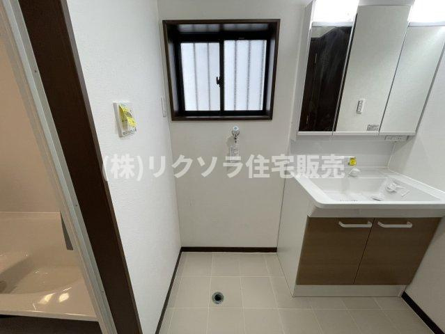 灰塚4丁目　中古一戸建てのランドリースペース|ドラム式も設置可能
■物件内覧・資金計画相談・住宅ローン相談、リフォーム相談、お問合せ受付中■
※当日・翌日のご内覧、ご相談はお電話でのお問合せがスムーズです！