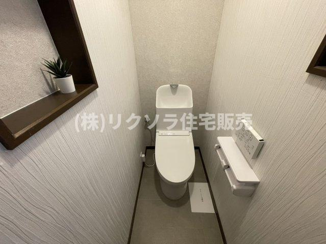 灰塚4丁目　中古一戸建ての内装|トイレ　温水洗浄便座付き
■物件内覧・資金計画相談・住宅ローン相談、リフォーム相談、お問合せ受付中■
※当日・翌日のご内覧、ご相談はお電話でのお問合せがスムーズです！