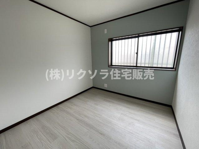 灰塚4丁目　中古一戸建ての内装|洋室5.0帖
■物件内覧・資金計画相談・住宅ローン相談、リフォーム相談、お問合せ受付中■
※当日・翌日のご内覧、ご相談はお電話でのお問合せがスムーズです！