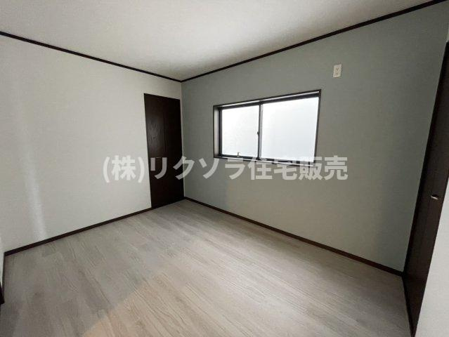 灰塚4丁目　中古一戸建ての寝室|洋室4.0帖　屋根裏収納付き
■物件内覧・資金計画相談・住宅ローン相談、リフォーム相談、お問合せ受付中■
※当日・翌日のご内覧、ご相談はお電話でのお問合せがスムーズです！