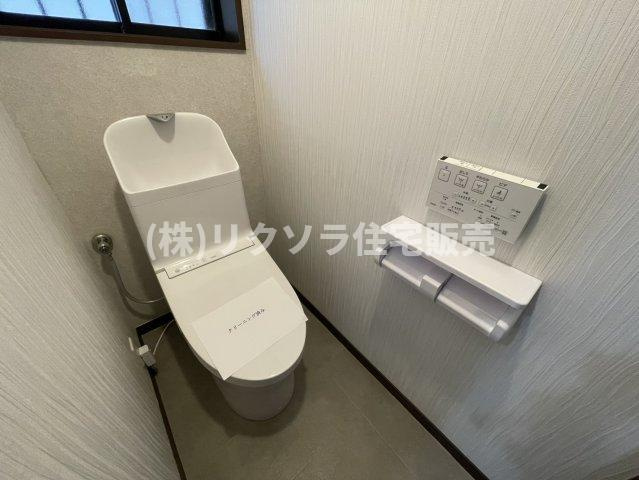 灰塚4丁目　中古一戸建てのトイレ|温水洗浄便座付き
■物件内覧・資金計画相談・住宅ローン相談、リフォーム相談、お問合せ受付中■
※当日・翌日のご内覧、ご相談はお電話でのお問合せがスムーズです！