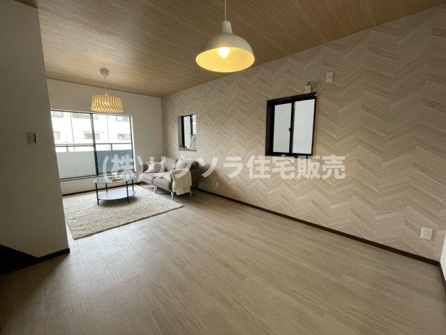 灰塚4丁目　中古一戸建ての居間・リビング|LDK18.0帖　家具家電・照明付き
■物件内覧・資金計画相談・住宅ローン相談、リフォーム相談、お問合せ受付中■
※当日・翌日のご内覧、ご相談はお電話でのお問合せがスムーズです！