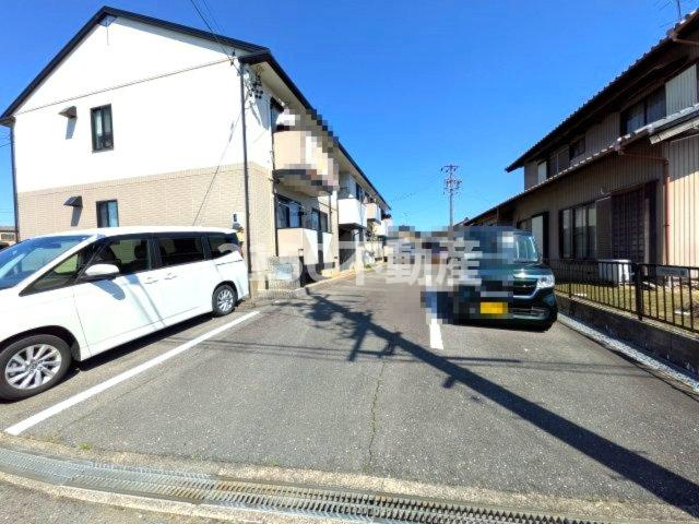 プレミールカドマの駐車場