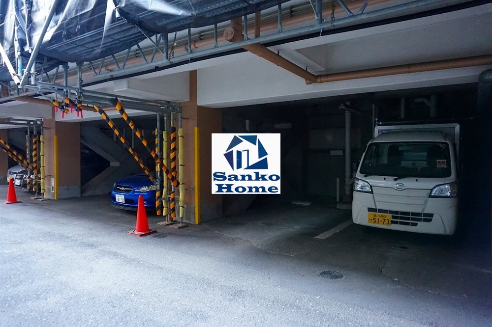 シャルマン築地明石町の駐車場