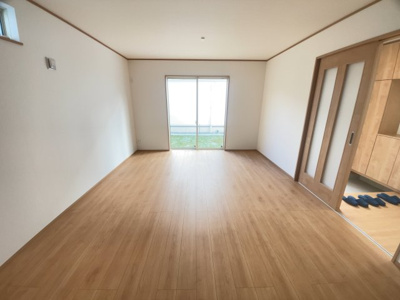 【居間・リビング】 | 南城市佐敷新開1番（全3棟）A号棟 | ※同仕様写真です