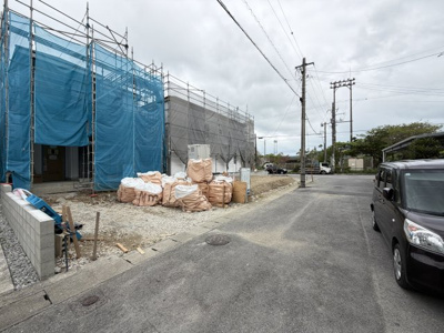 【前面道路含む現地写真】 | 南城市佐敷新開1番（全3棟）A号棟 | ※南西側公道5.9m♪