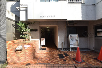 【エントランス】 | お客様を、そして住人を出迎えてくれるマンションのエントランス。ゴミが落ちていないことからも、管理状態の良さや住民の節度の高さが見て取れます。～即日のご見学可能～　お問合せはお気軽にどうぞ。