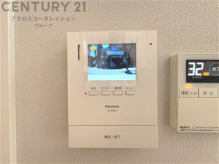 訪問者が来たときにテレビ画面で確認できるため、安心してドアを開けられます。録画機能があるものもあり、留守中に来訪者を記録しておくことができます。利便性が高く、セキュリティ面でも安心です。
