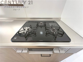 多数の調理器具を同時に使用でき、料理の効率化が可能。省エネで節約になり、様々な料理スタイルに適応できます。また、火力調整が独立しており、手入れや掃除もしやすく、今よりもっとお料理が楽しくなるかも。