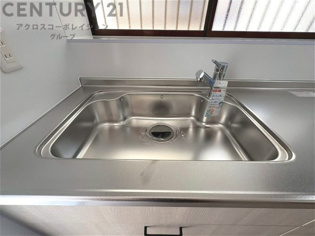 大きなシンクでお鍋などの大きな調理器具を洗う際にも便利です。
