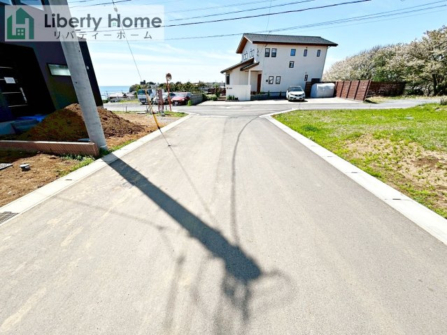 日立市東大沼町4丁目　4号棟　新築戸建の前面道路含む現地写真