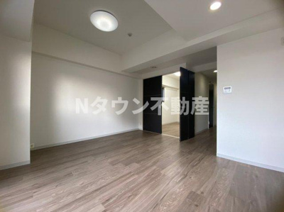 【居間・リビング】 | ルノンドームA | こちらのリビングで趣味の時間をお楽しみください