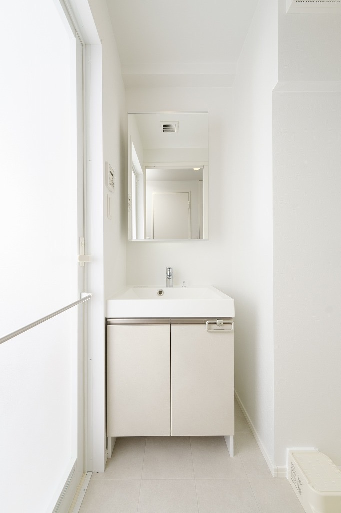 新品家具付きマンション博多駅南15(KaGood福岡)の洗面所|明るい洗面所です