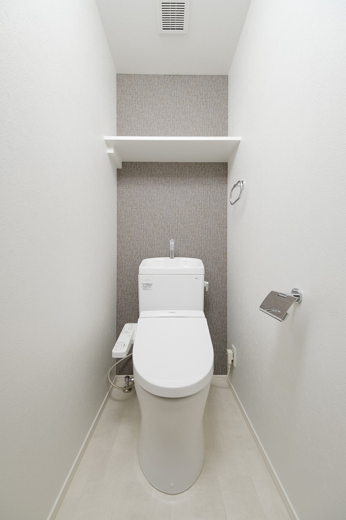 新品家具付きマンション博多駅南15(KaGood福岡)のトイレ|落ち着いた色調のトイレです