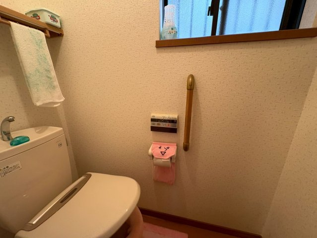 鳩山町松ケ丘　中古戸建　「高坂駅」バス13分　敷地92坪　【鳩山小学区】のトイレ