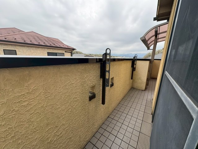 鳩山町松ケ丘　中古戸建　「高坂駅」バス13分　敷地92坪　【鳩山小学区】のバルコニー