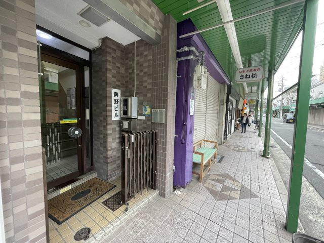 奥野ビルのエントランス